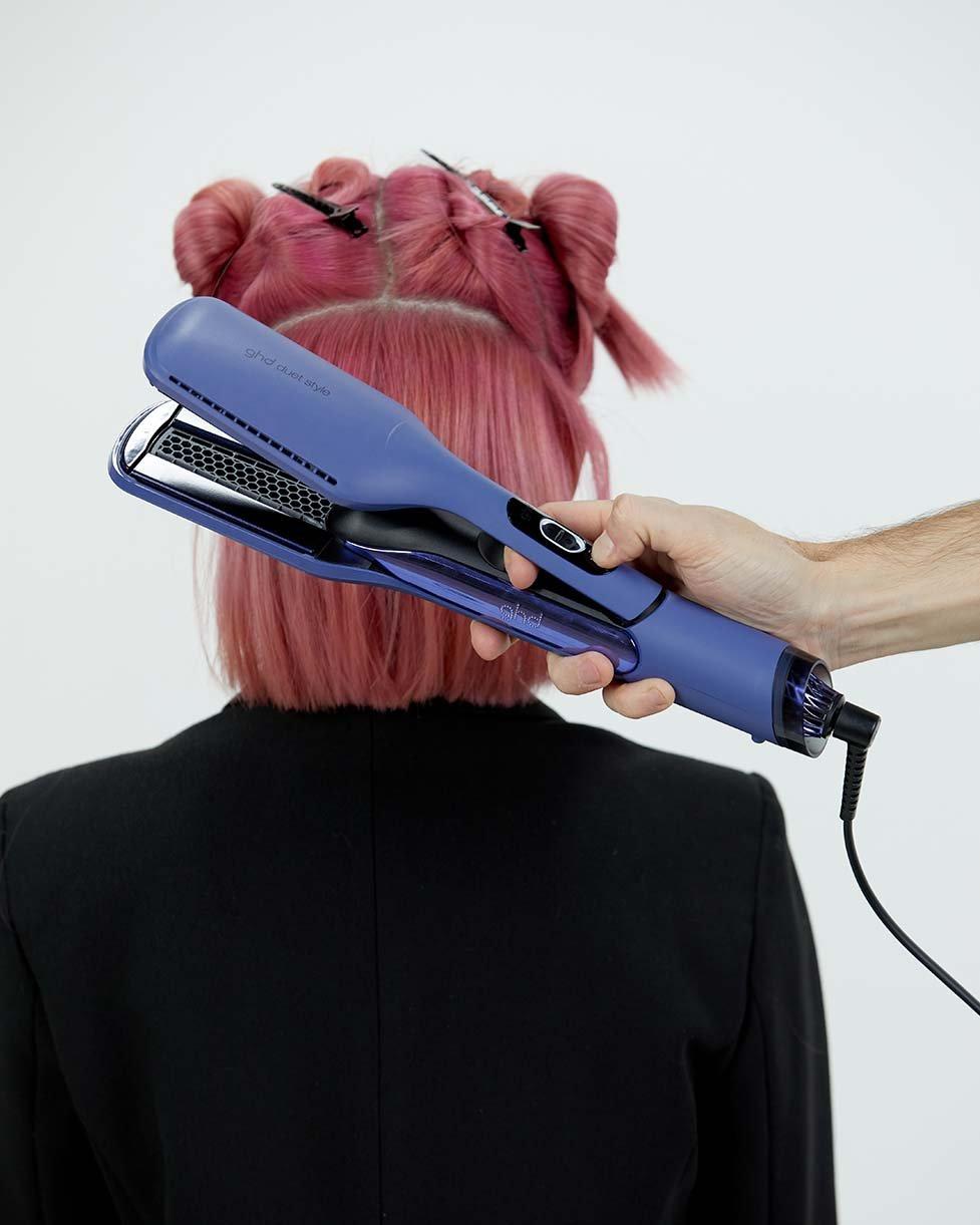 Stylist aktiviert Shine Shot Modus des ghd duet style