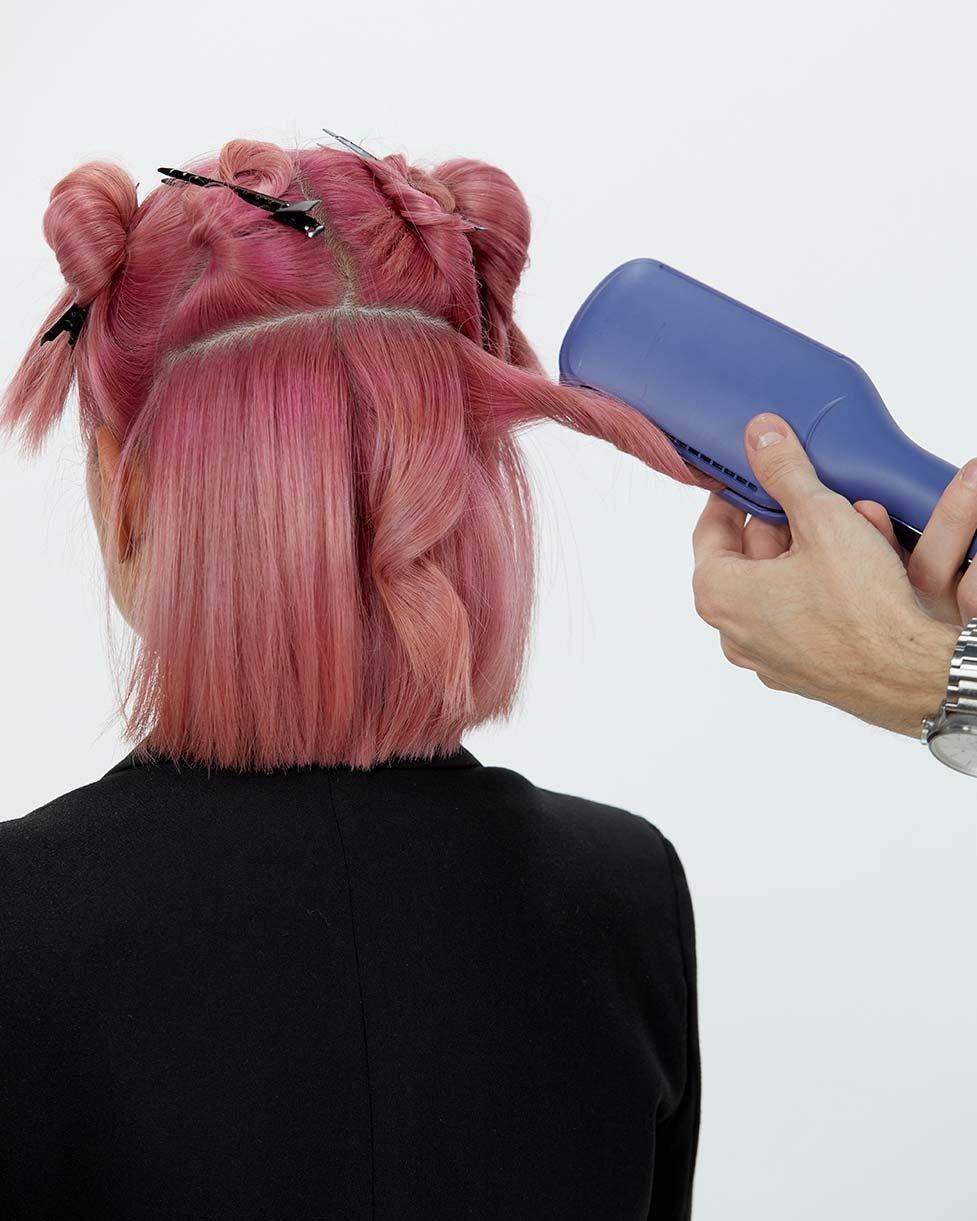 Stylist dreht Welle mit dem ghd duet style