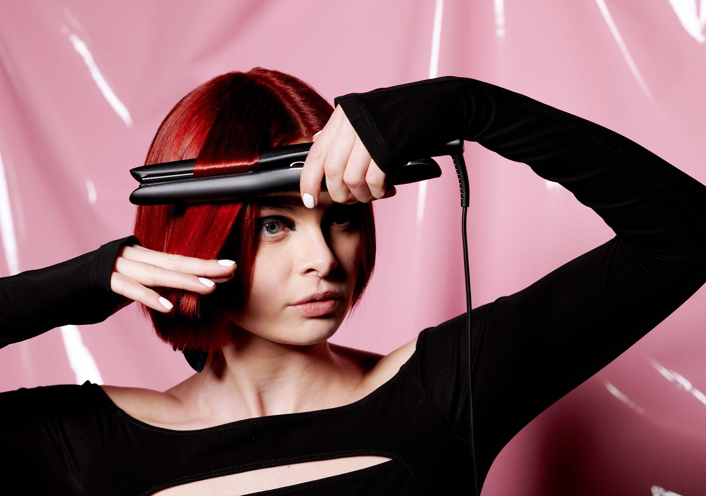 Model wellt ihren Bob mit dem ghd mini Haarstyler