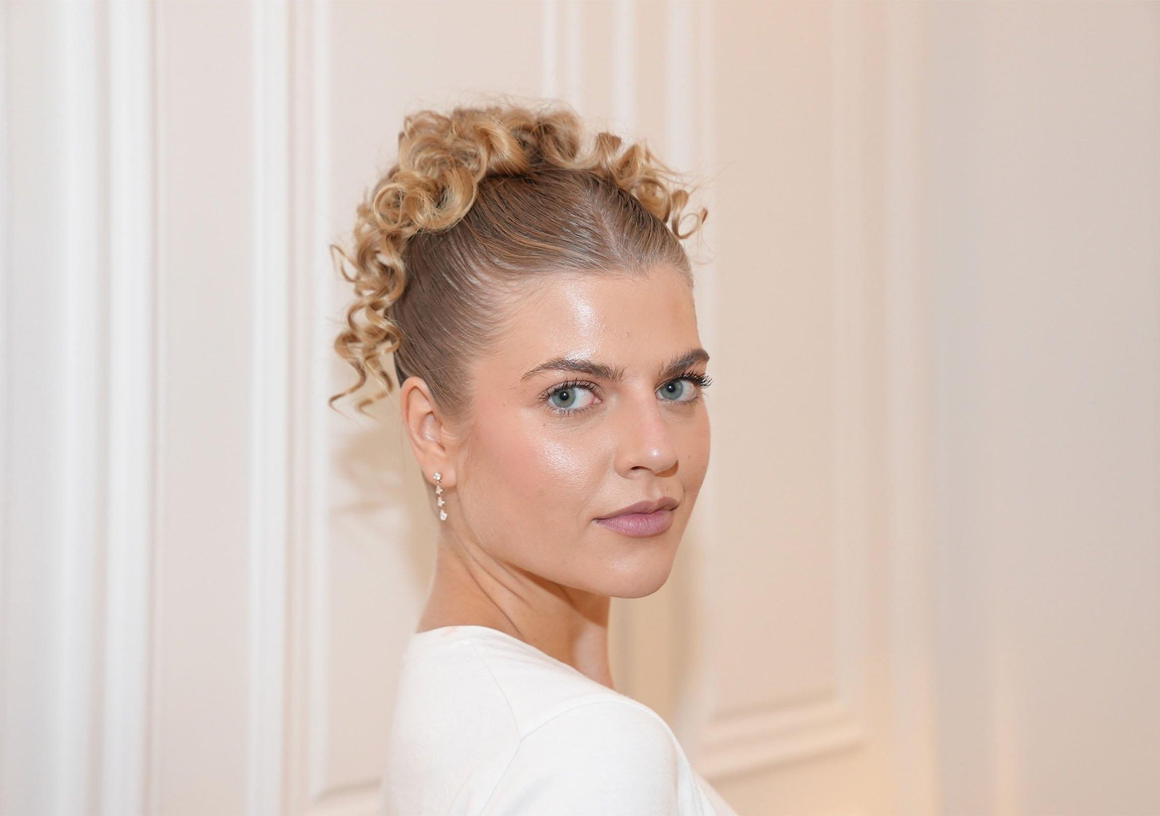 Dutt mit Locken gestylt mit dem ghd thin wand