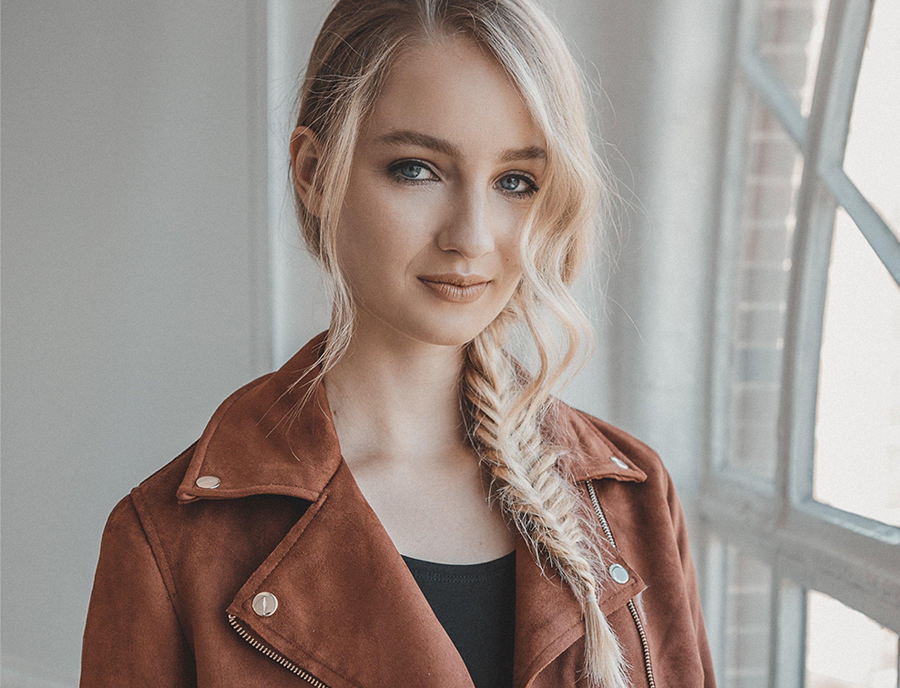 Party_Fishtail_Side_Braid_FiftyFifty@3x.jpg