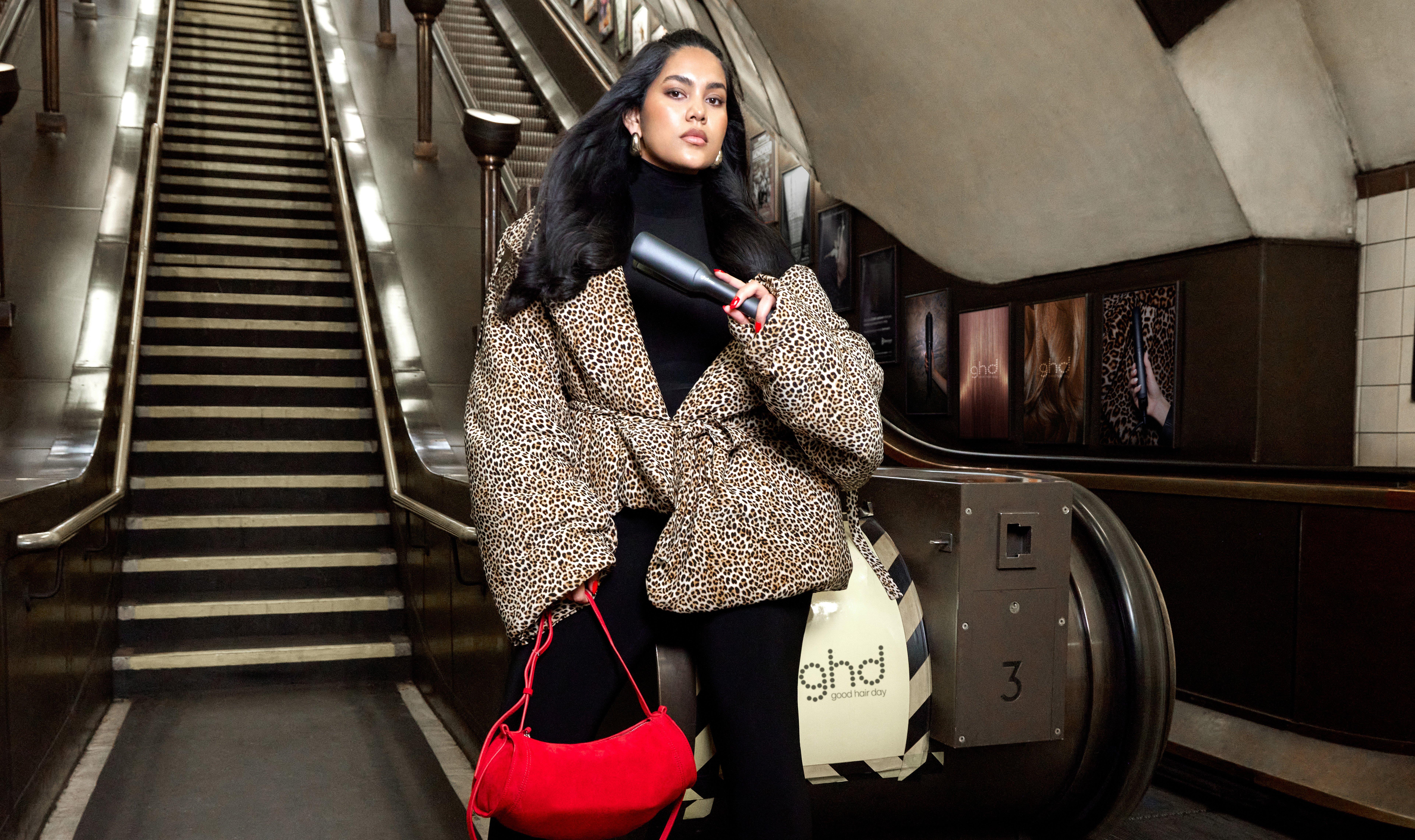 Model posiert mit ghd max Glätteisen