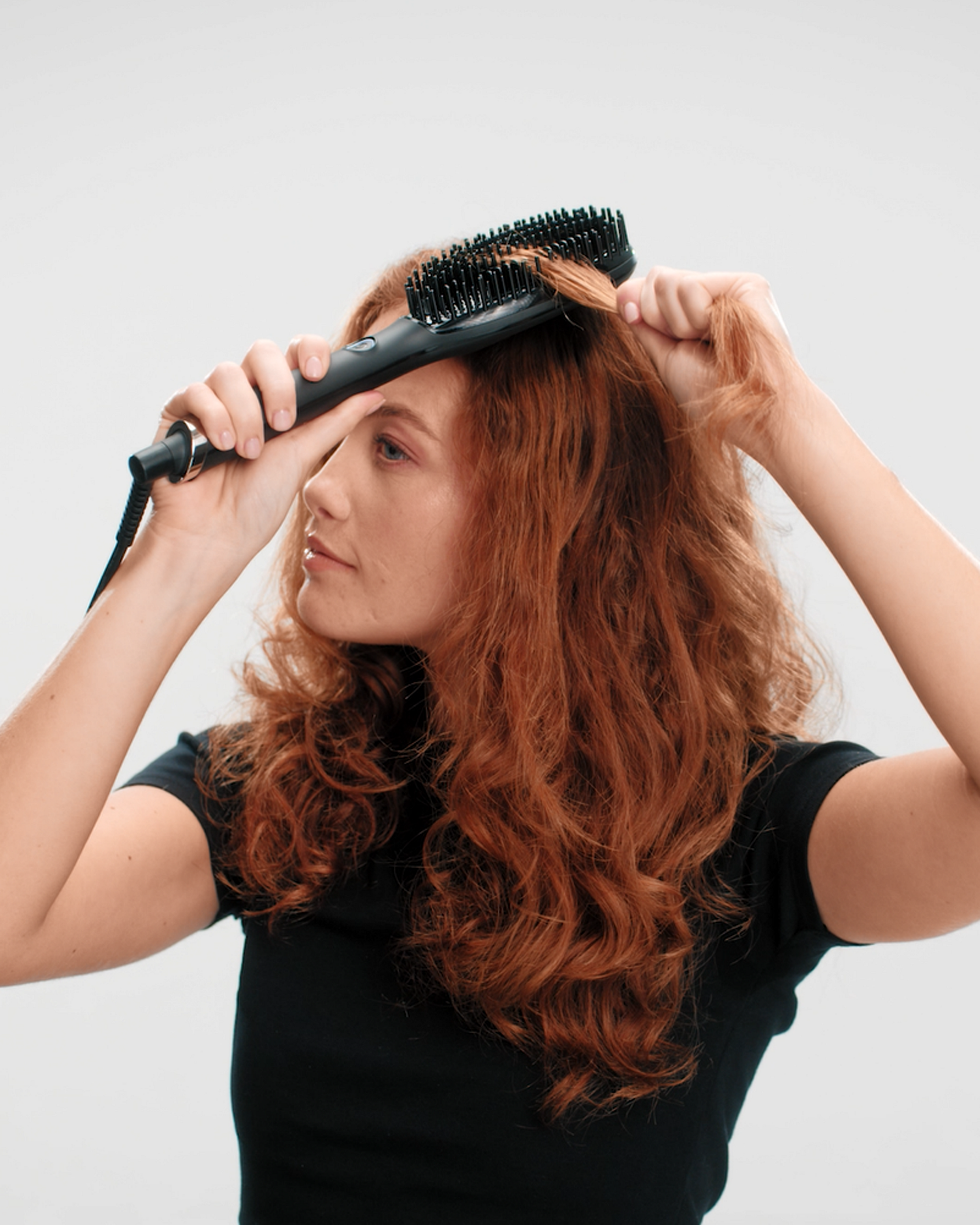 model holding ghd glide+ close to the root