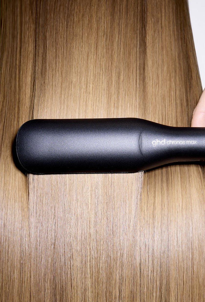 Styling mit dem ghd chronos max Glätteisen mit breiten Platten