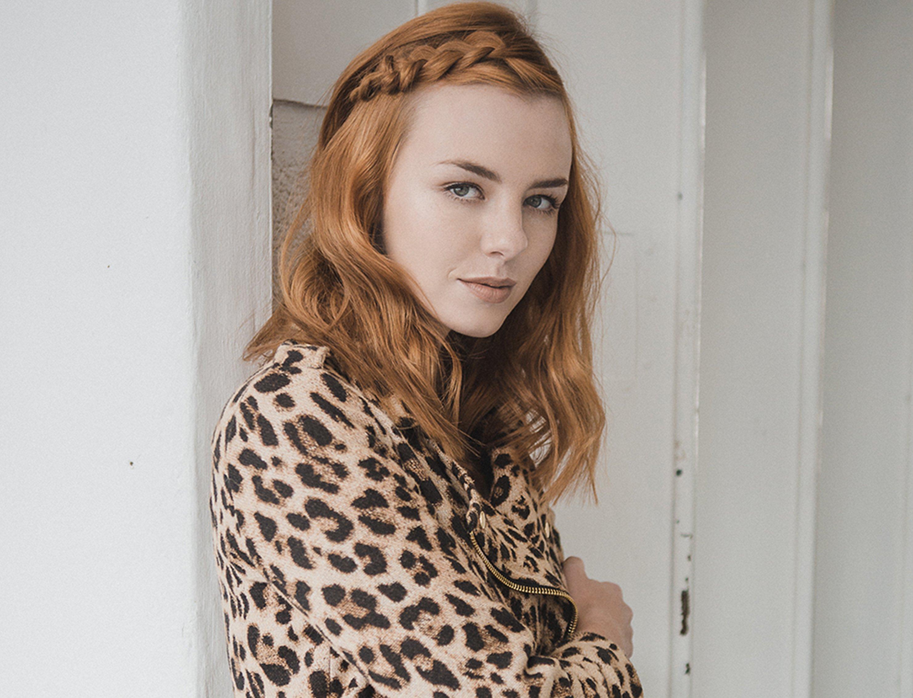 Short_Hair_Round_Face_Braided_Headband_SplitBanner_Global.jpg