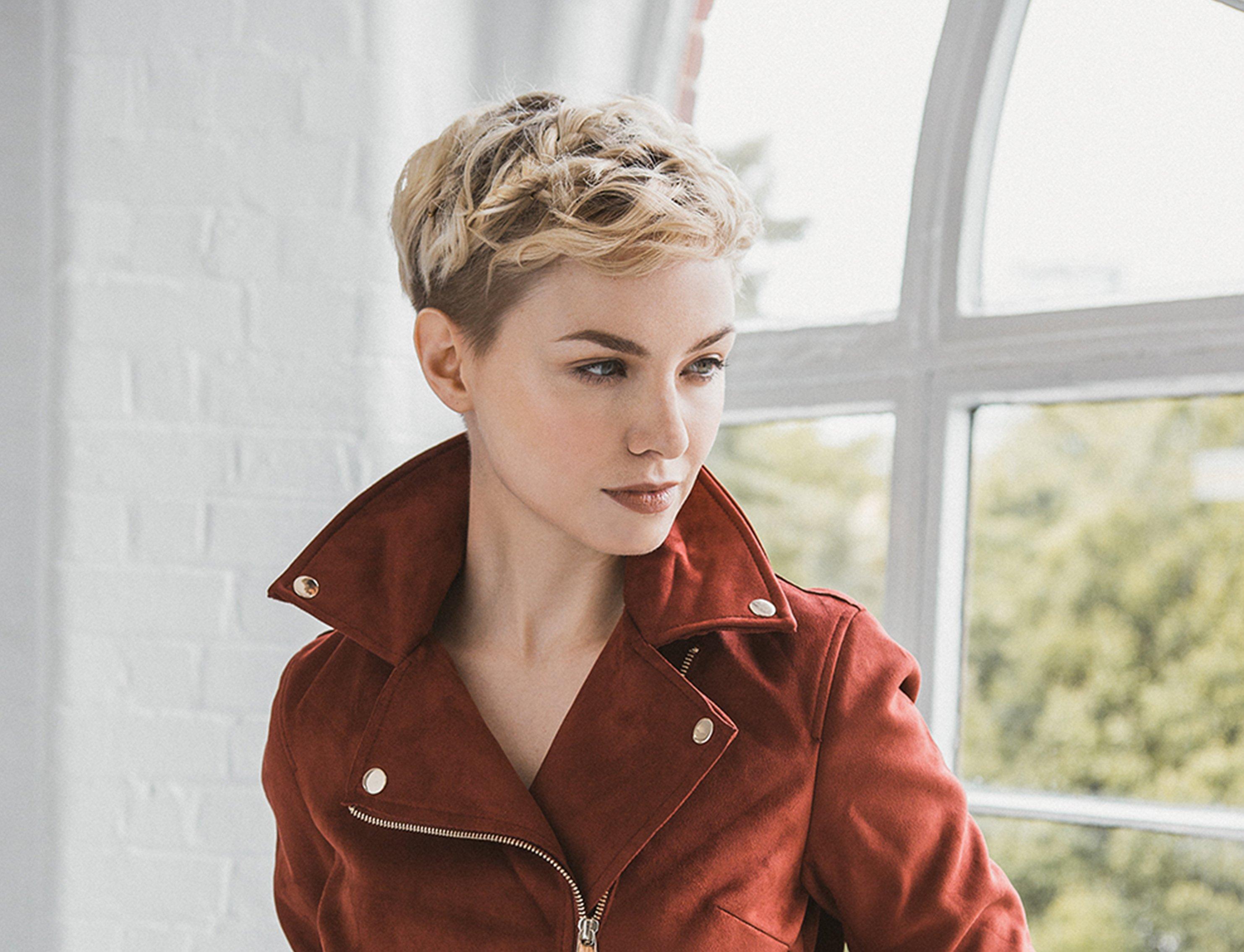 Short_Hair_Round_Face_Textured_Pixie_SplitBanner_Global.jpg