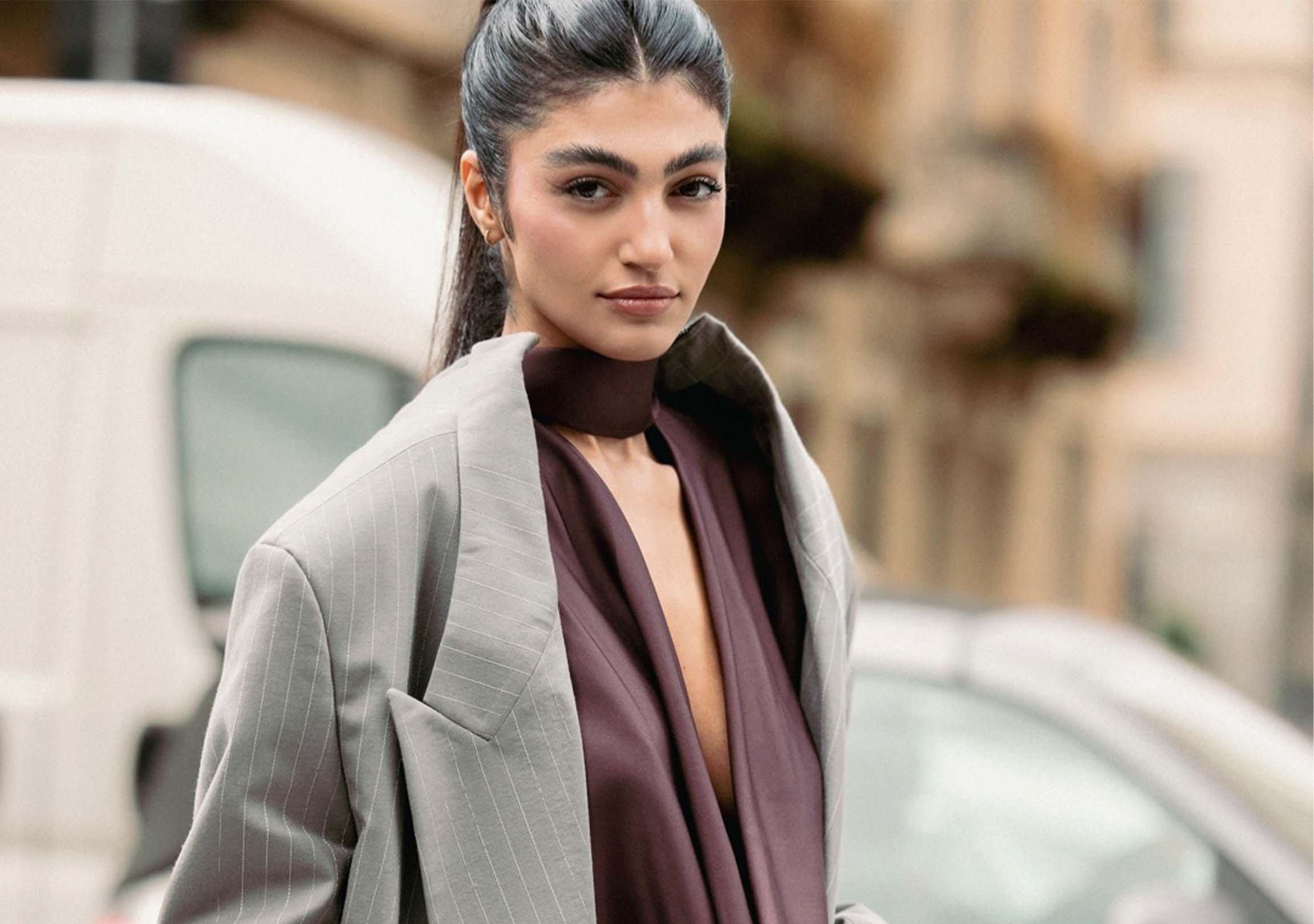 Model Soulin Omar trägt einen sleek ponytail gestylt mit ghd chronos