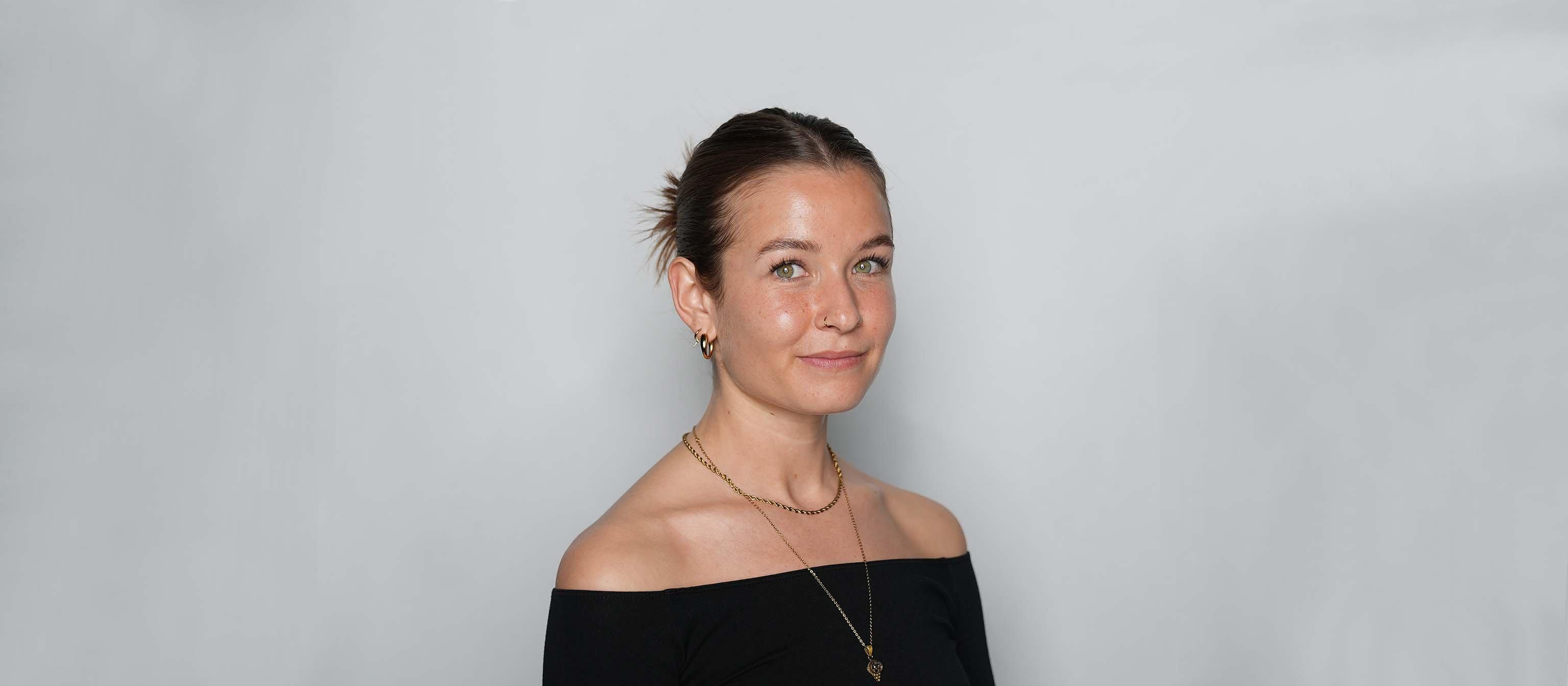 Model mit Sleek Bun Hairstyle