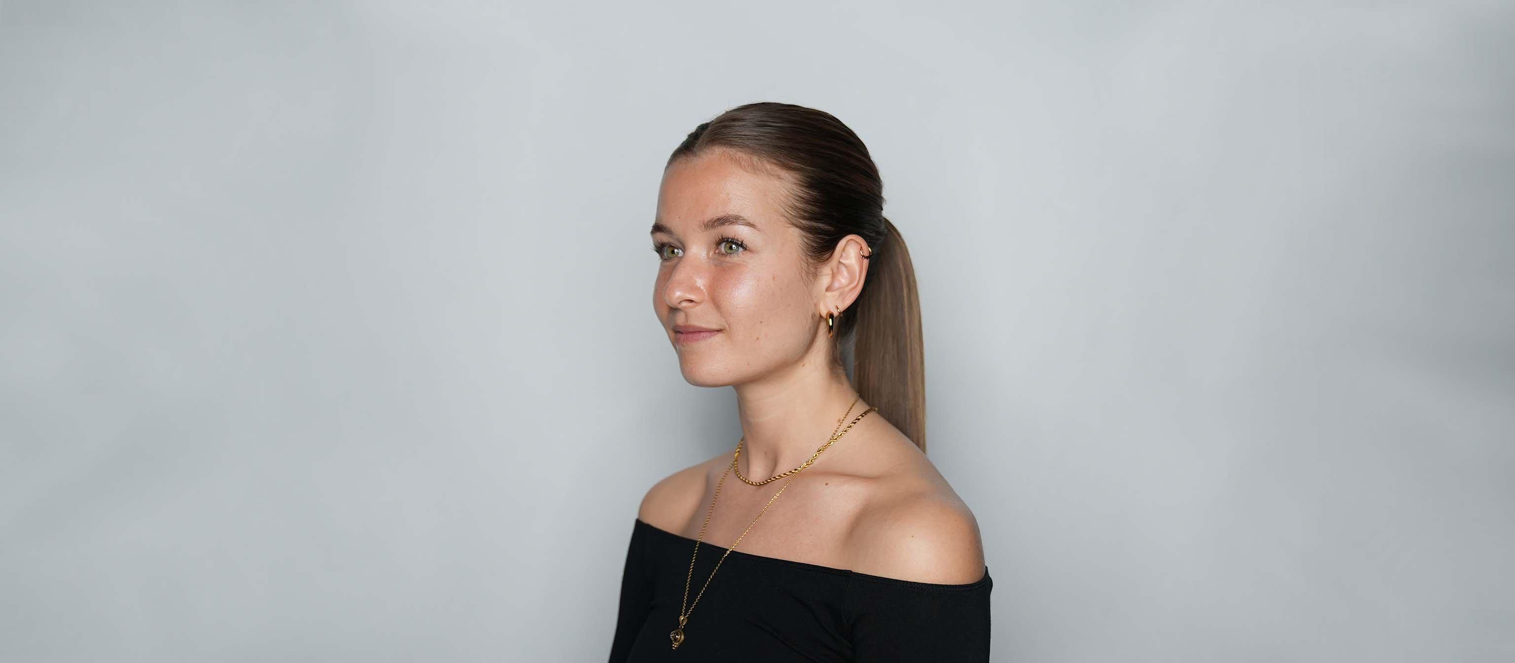 Model mit strengem Pferdeschwanz