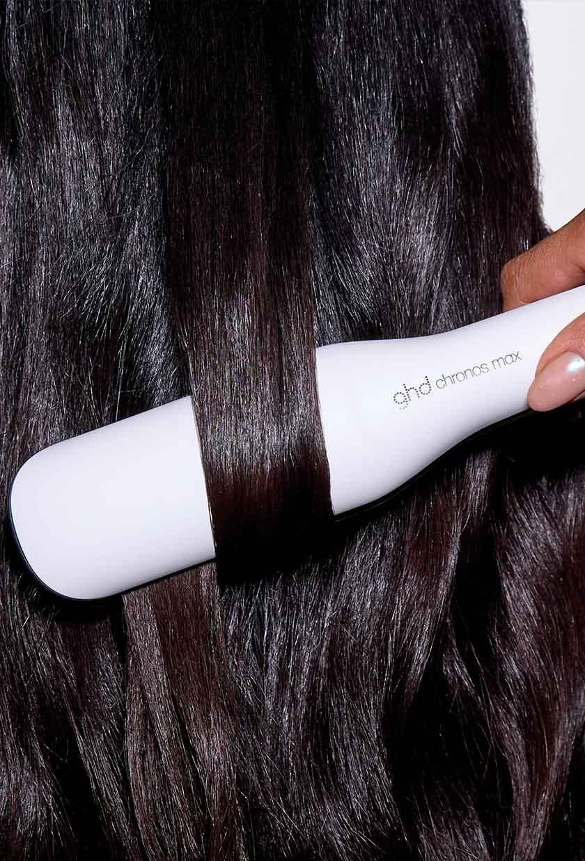 weißes ghd chronos max Glätteisen mit breiten Platten in brünettem Haar