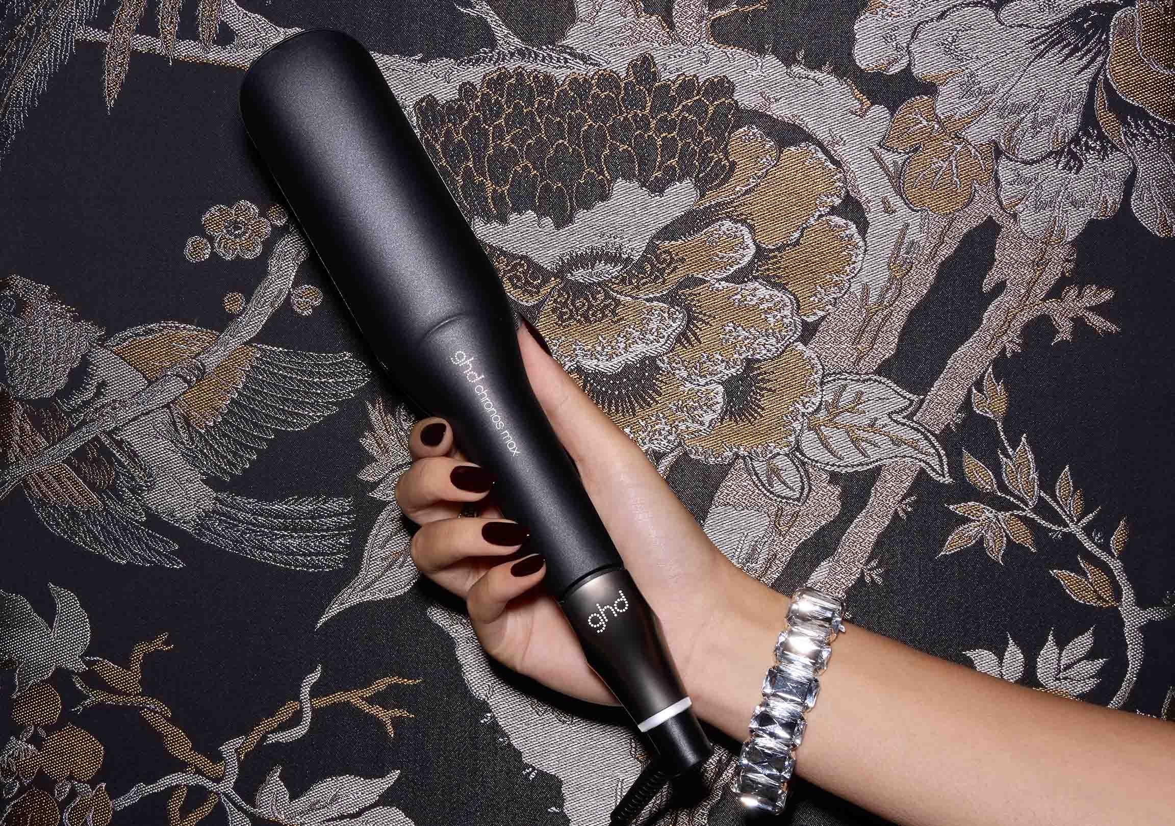 schwarzer ghd chronos max Haarglätter vor Brokat Tapete
