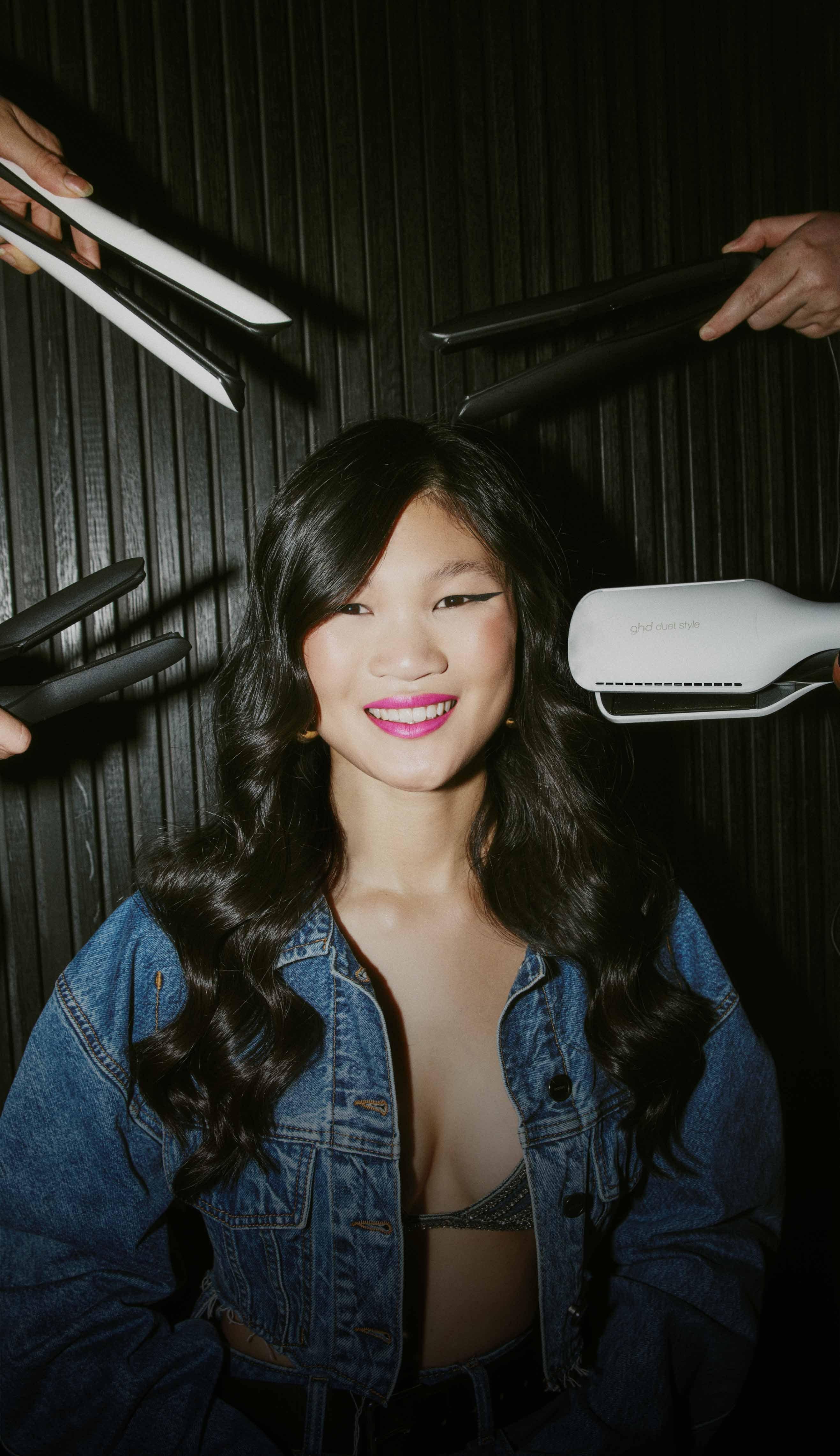 Model liegt im Taxi mit ghd chronos in der Hand 