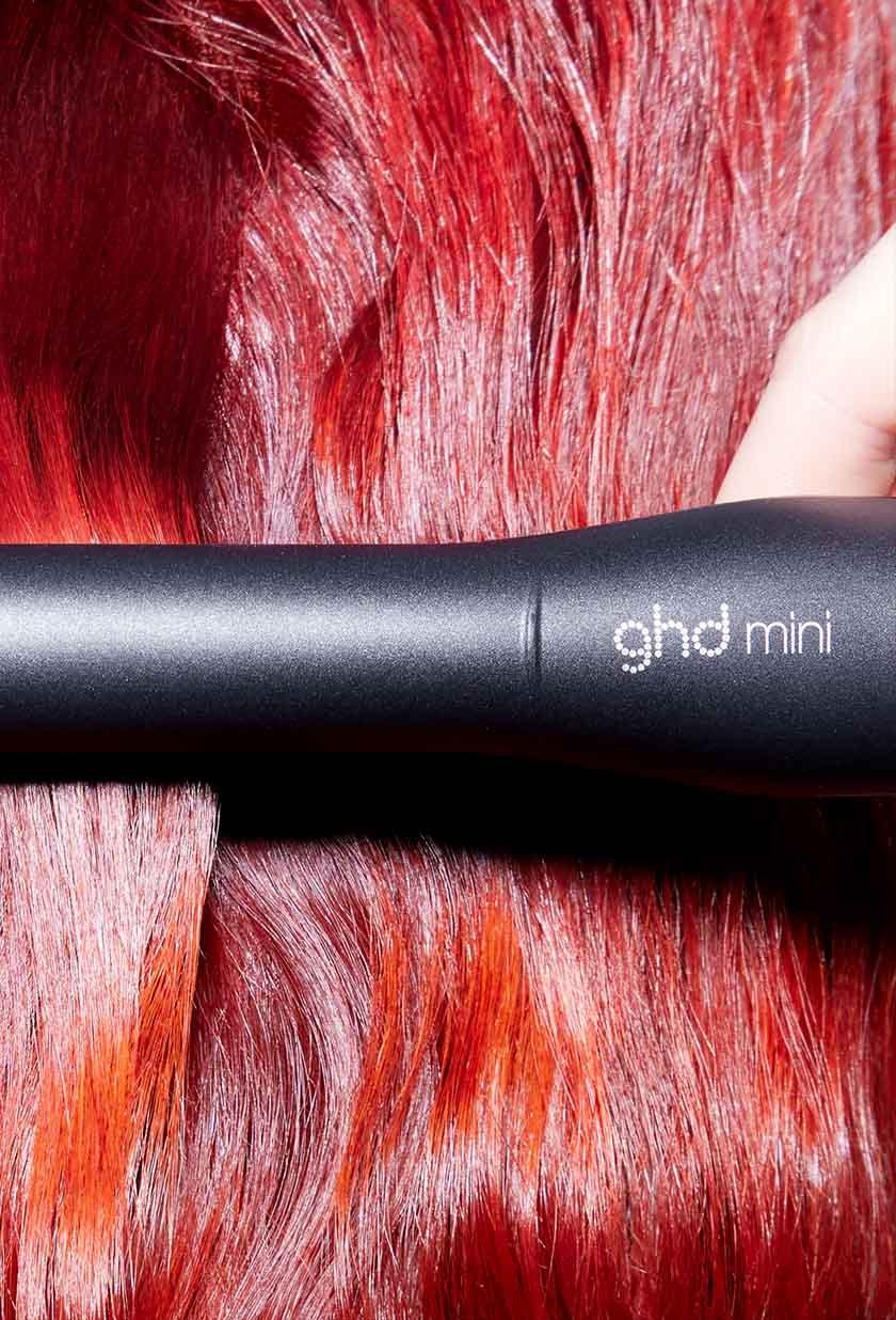 ghd mini Glätteisen in rotem Haar