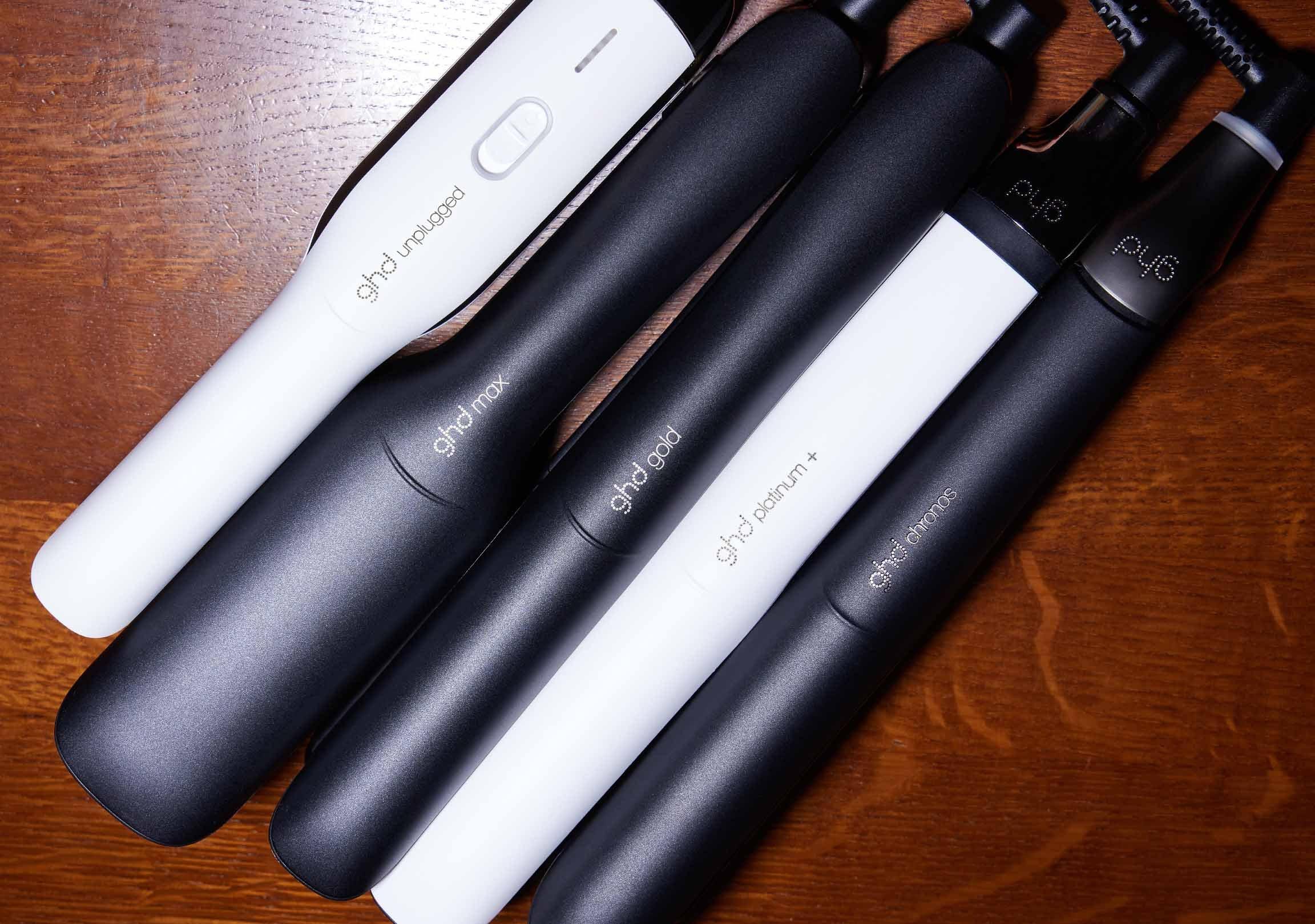 fünf verschiedene ghd Glätteisen in Schwarz und Weiß