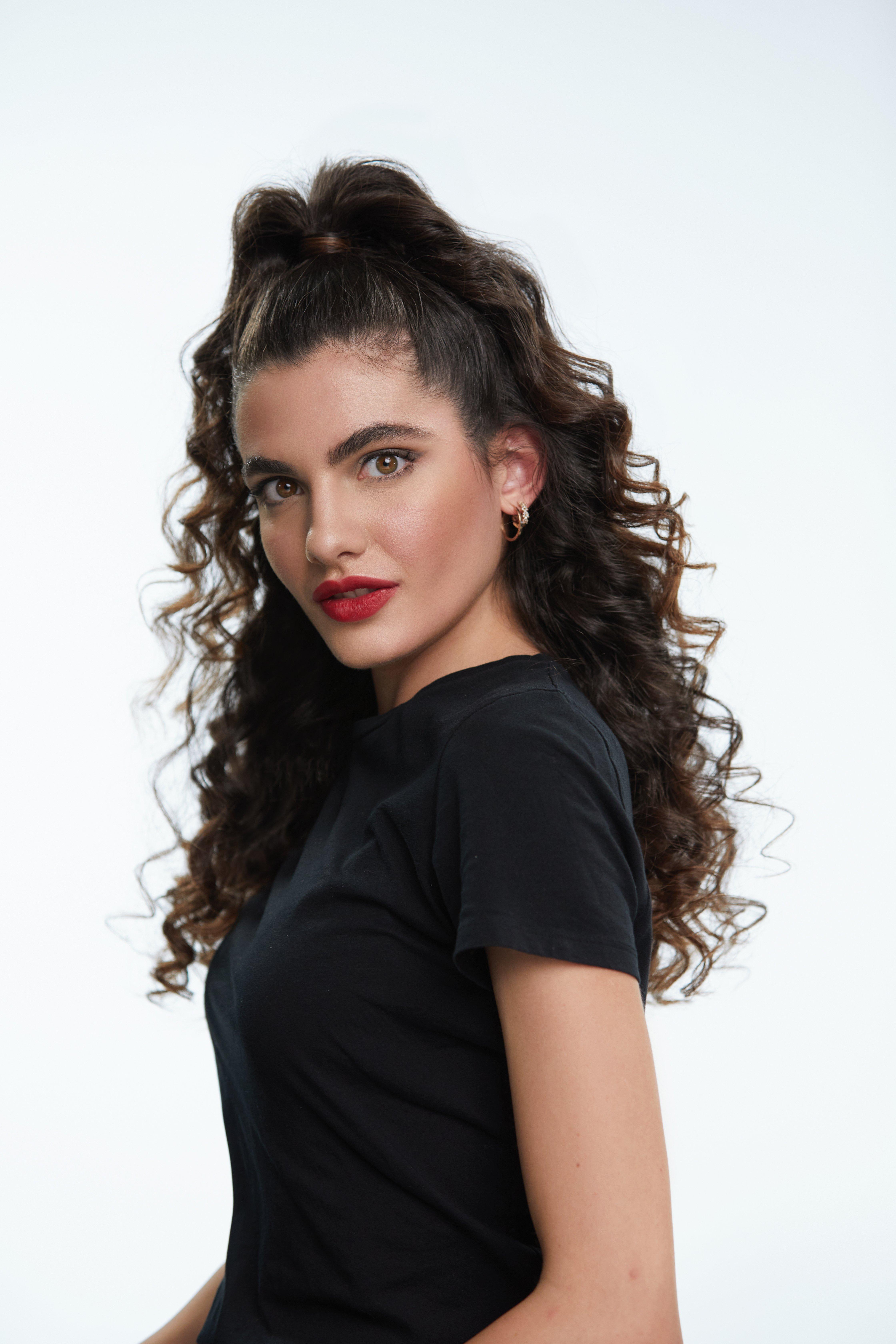 THINWAND22_Social_SelfStyle_PonytailDefinedCurls_SBSFinalLook_HR_RGB_PRT_exp0725.jpg