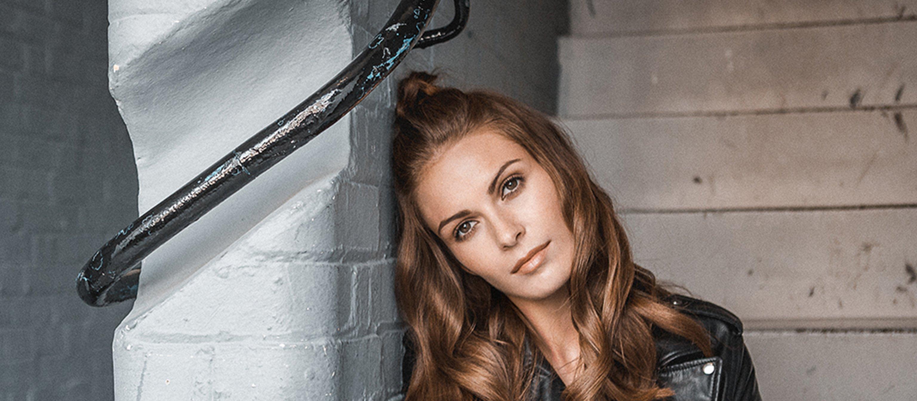 Tousled_Top_Knot_With_Curls_ImgHeaderBanner@3x.jpg