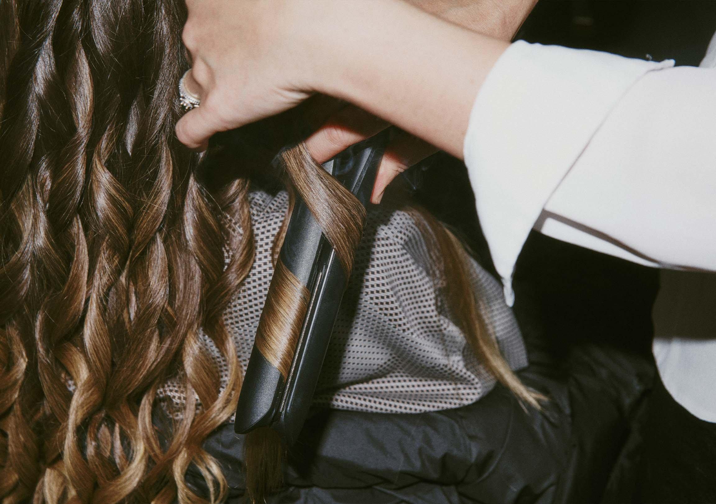 Locken werden mit einem ghd Lockenstab gestylt