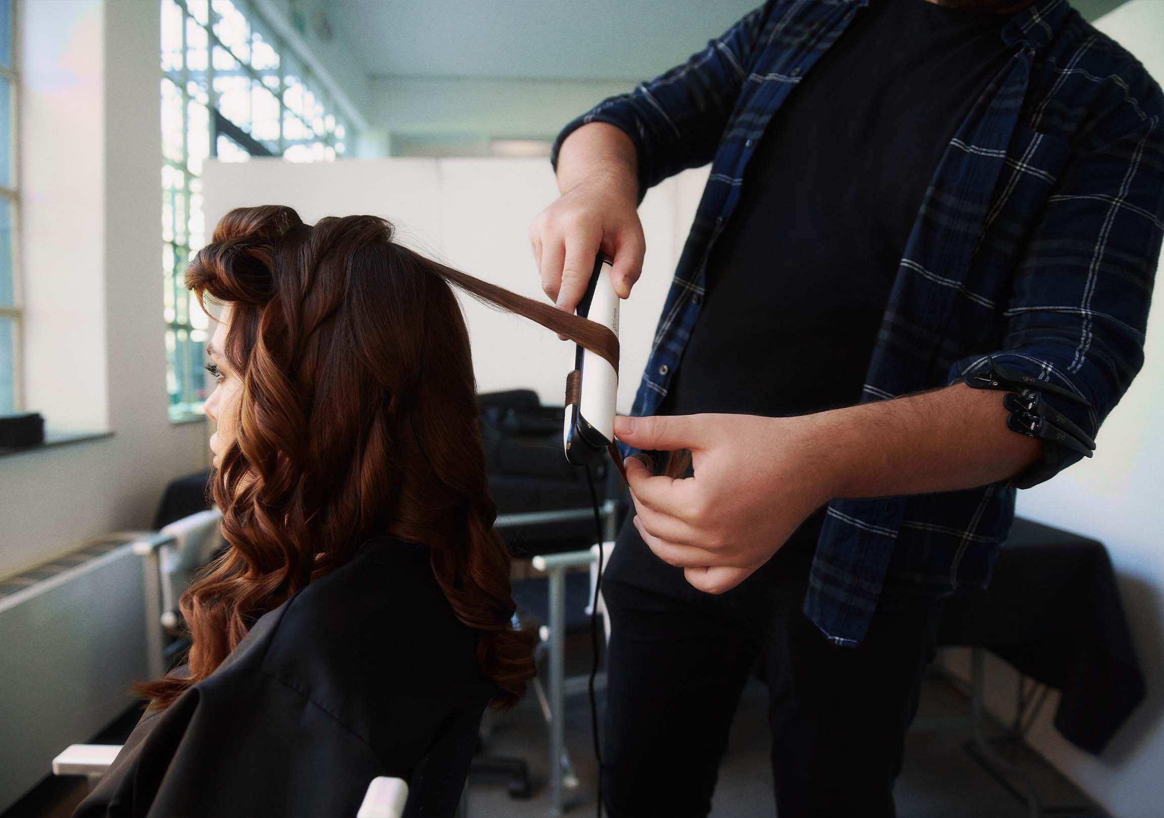 Locken werden gestylt mit dem ghd chronos Haarglätter