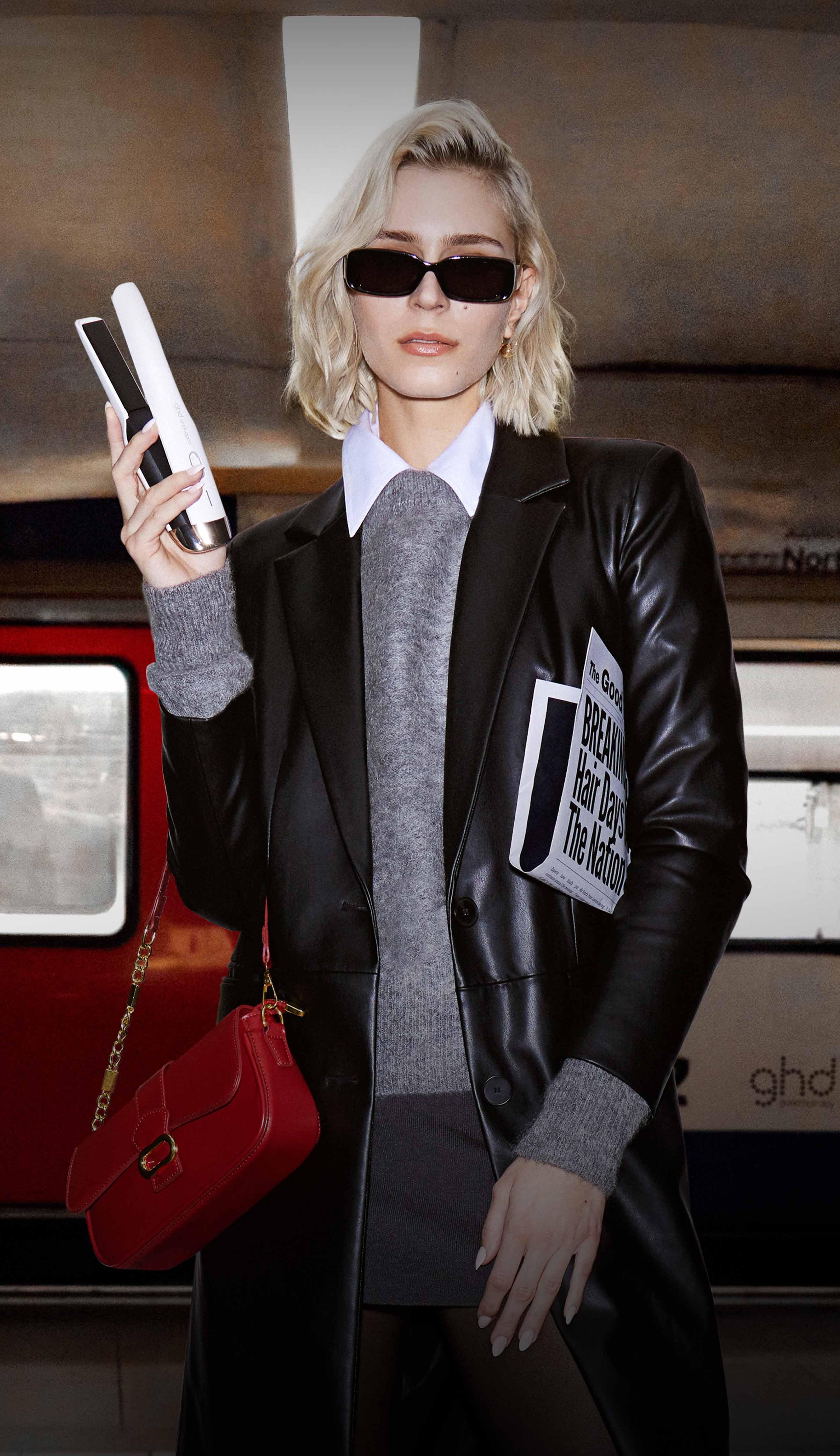 Model mit dem ghd unplugged in Londoner Tube