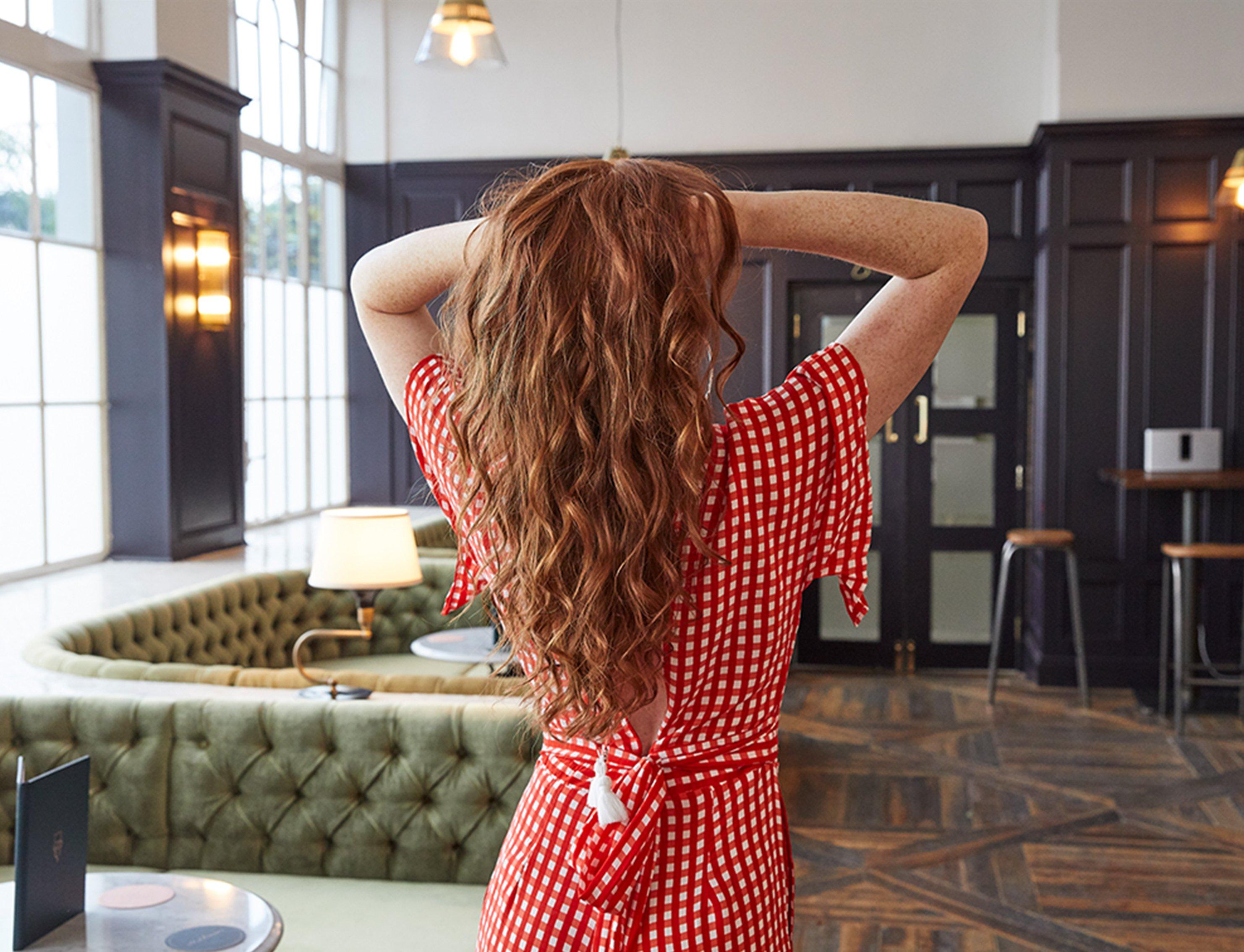 Voluminous_Hairstyles_For_Fine_Hair_Disco_Curls_SplitBanner@3x.jpg