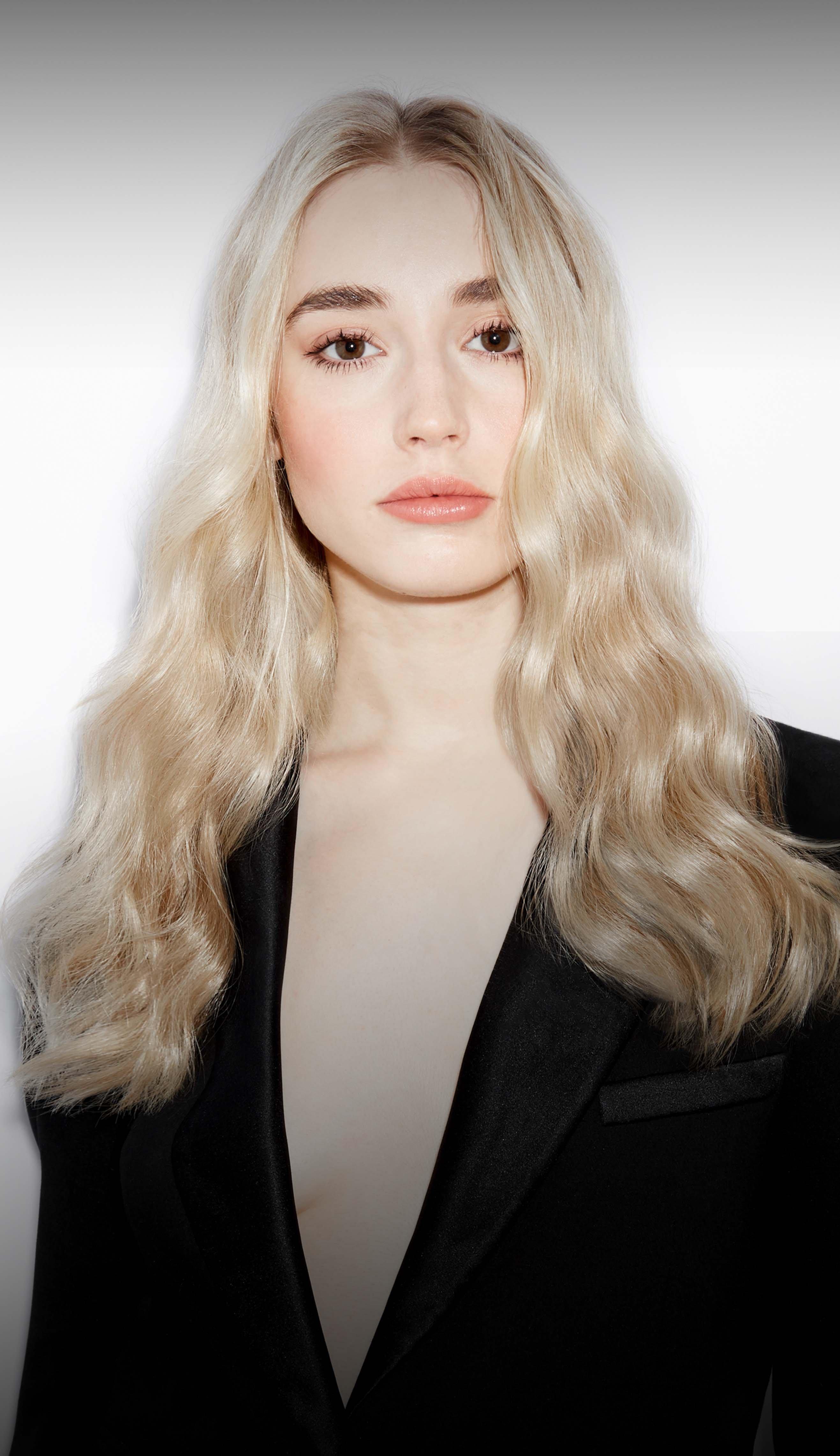 Blondes Model mit welligen Haaren