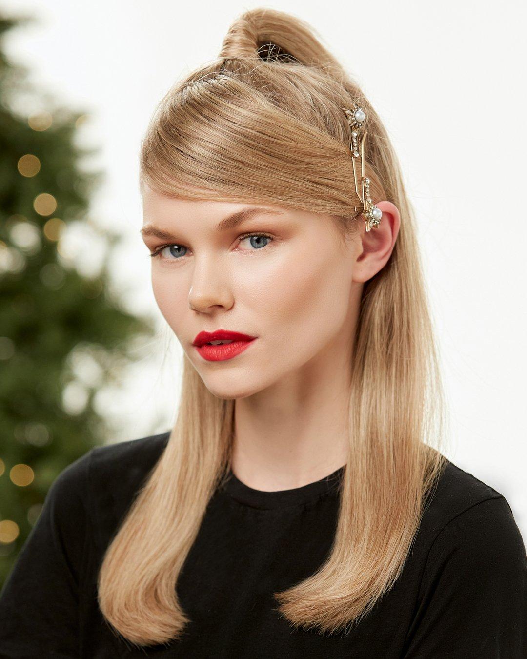 XMAS21_SelfStyle_HowTo_SBS_4x5_HowToCreateAFestiveHalf-UpPony_FinalLook_FR.jpg