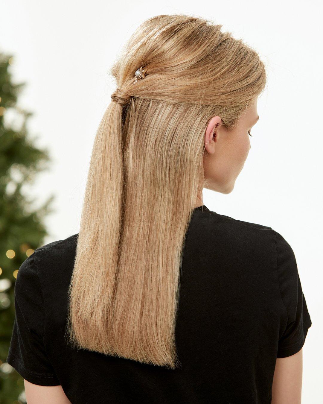 XMAS21_SelfStyle_HowTo_SBS_4x5_HowToCreateAPartyLookOnTheGo_FinalLook_FR.jpg