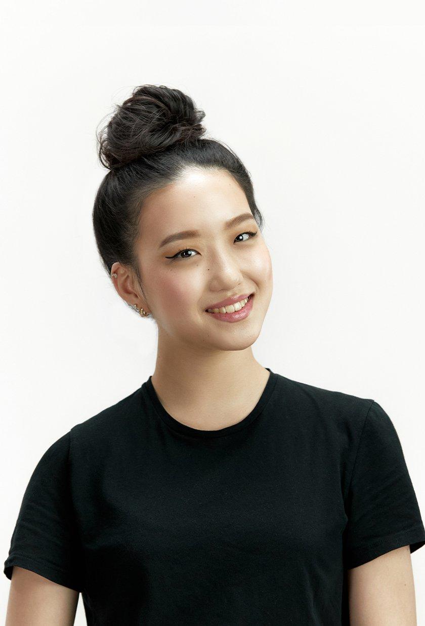XMAS22_Hairstyles_Easy_Top_Knot_SE.