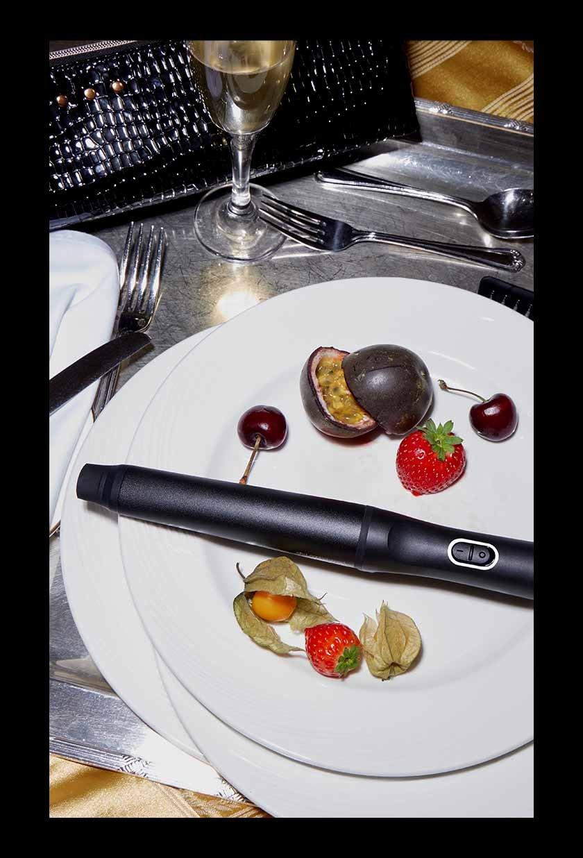 ghd chronos conical wand Lockenstab liegt auf einem Teller mit Obst