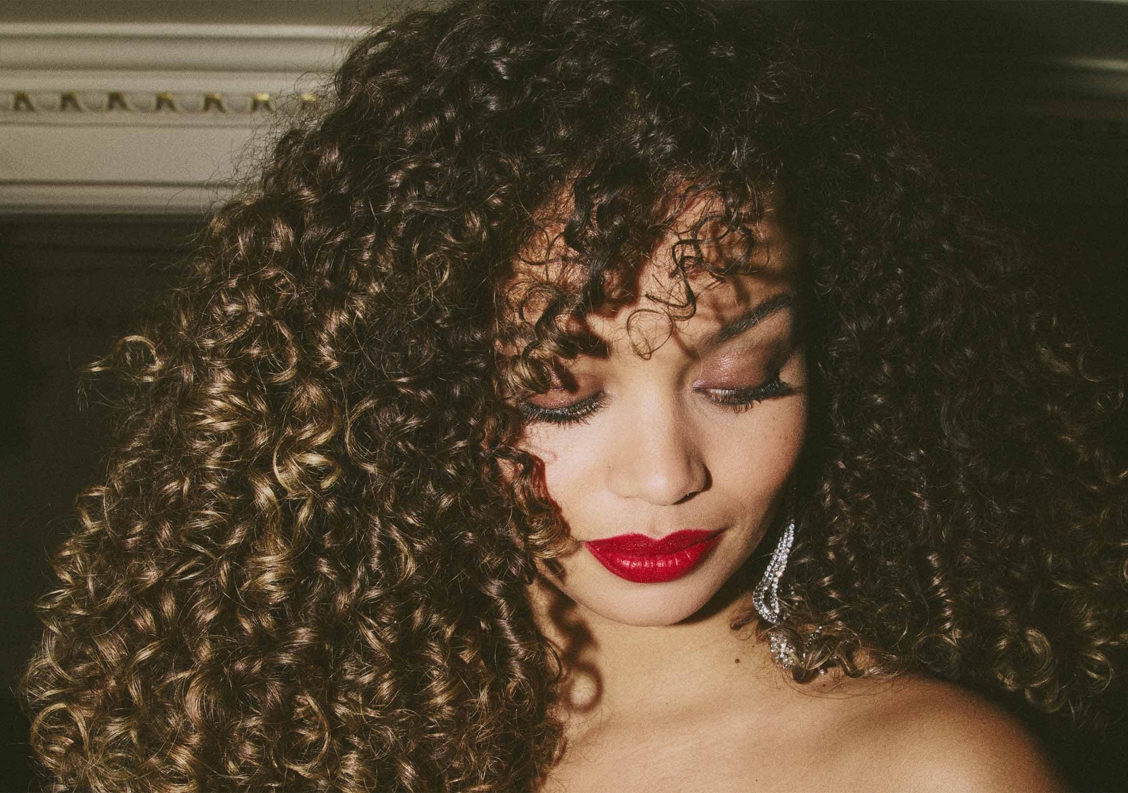 Model mit sehr definierten Naturlocken aus der Cherry Chic Kampagne