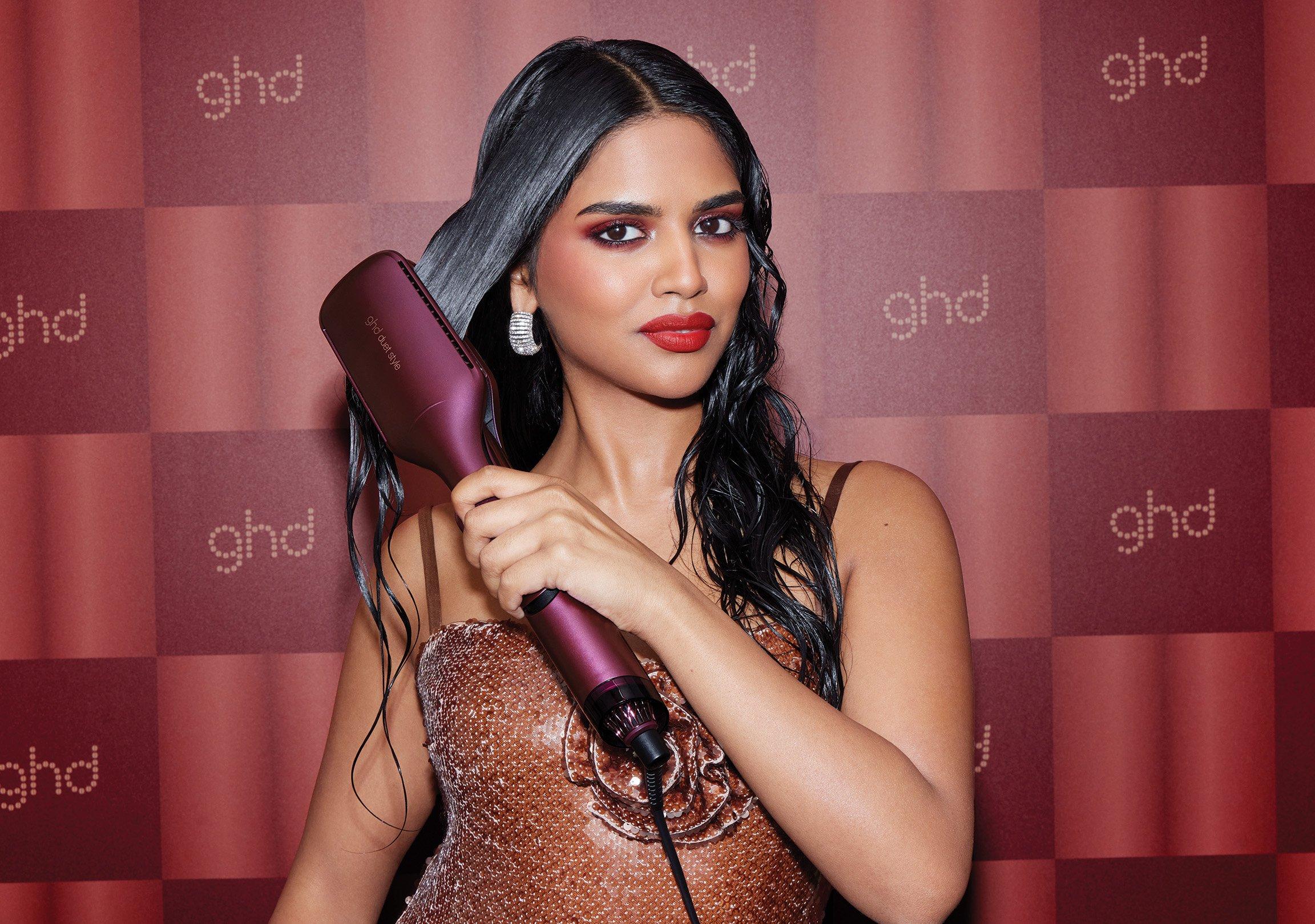 Model stylt sich ihre nassen Haare mit dem ghd duet style Hot Air Styler