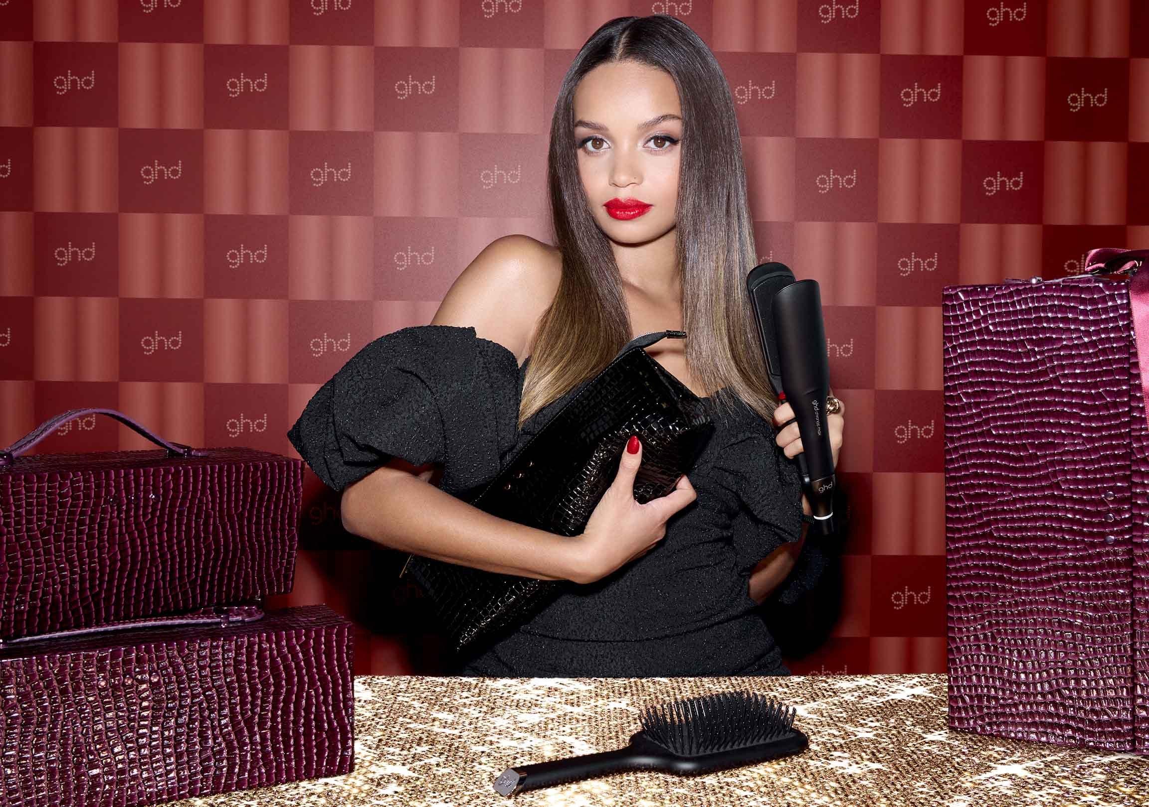 Model mit langem gegättetem Haar zeigt den ghd chronos max in der limitierten Edition als Geschenkset