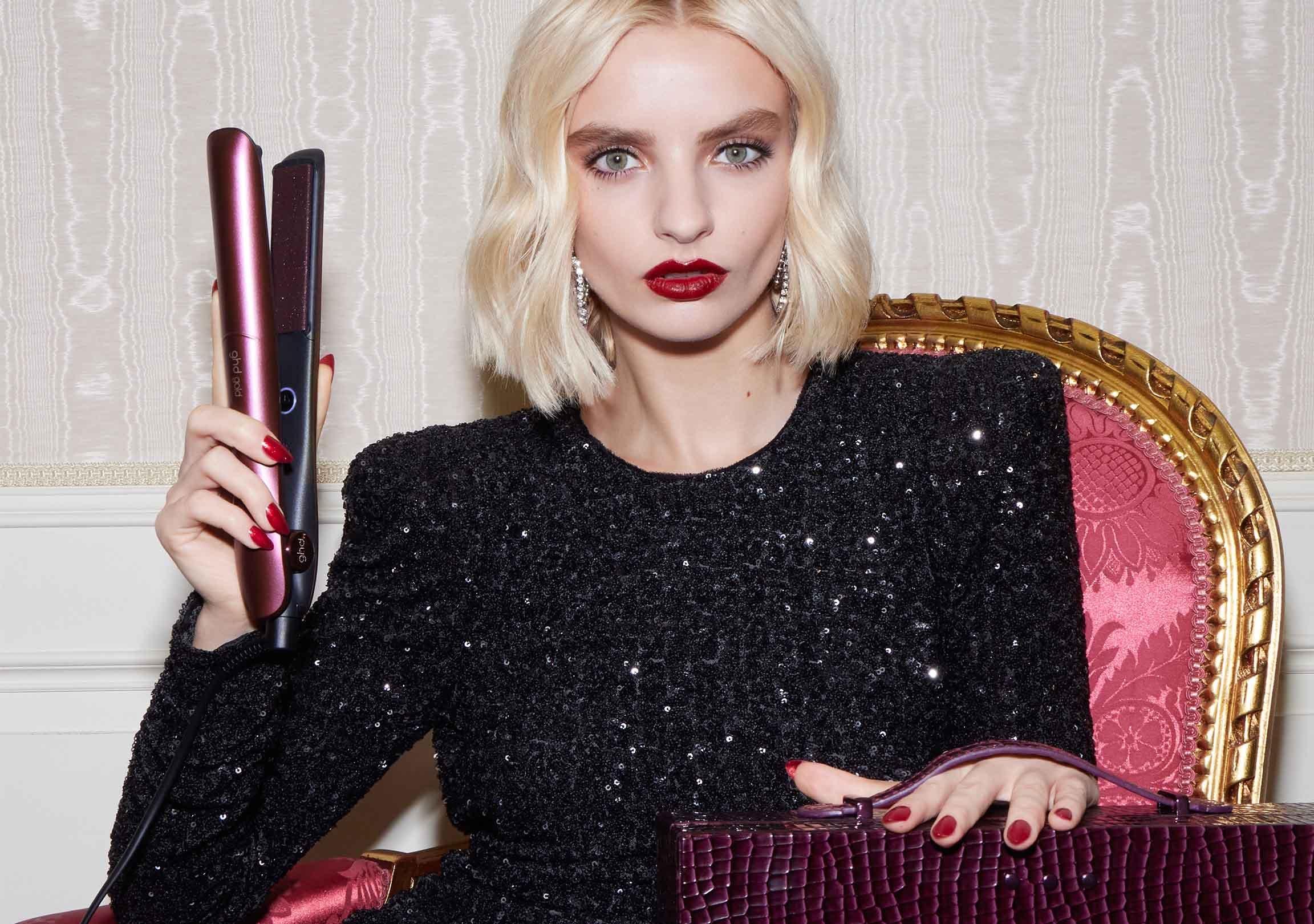 Blondes Model mit gewelltem Bob zeigt den dnkelroten ghd gold Styler der Limited Edition