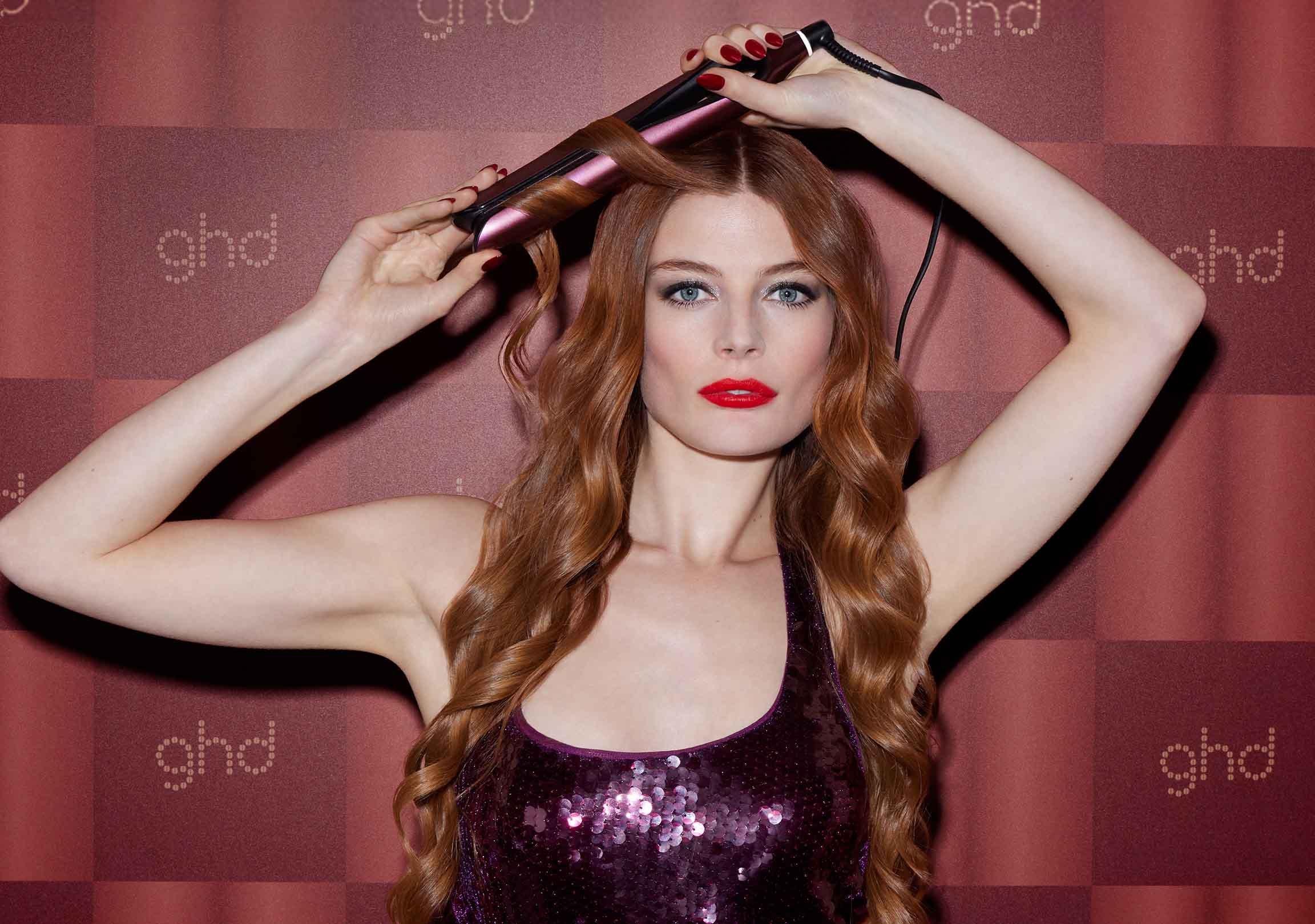 Model lockt ihre Haare mit dem ghd chronos der Cherry Chic Collection