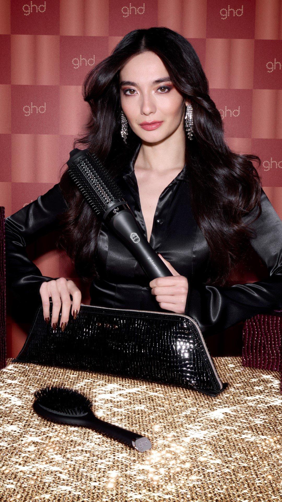 Xmas25_d_DuetBlowdryCoreGiftSet_Model_Dec_R3_Nordics